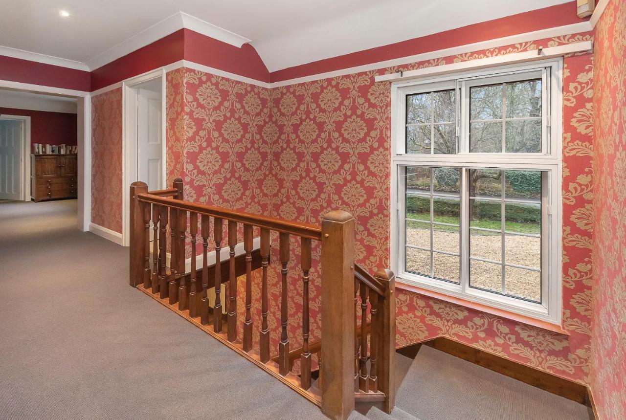 Westleigh Hotel Ashtead Exterior photo