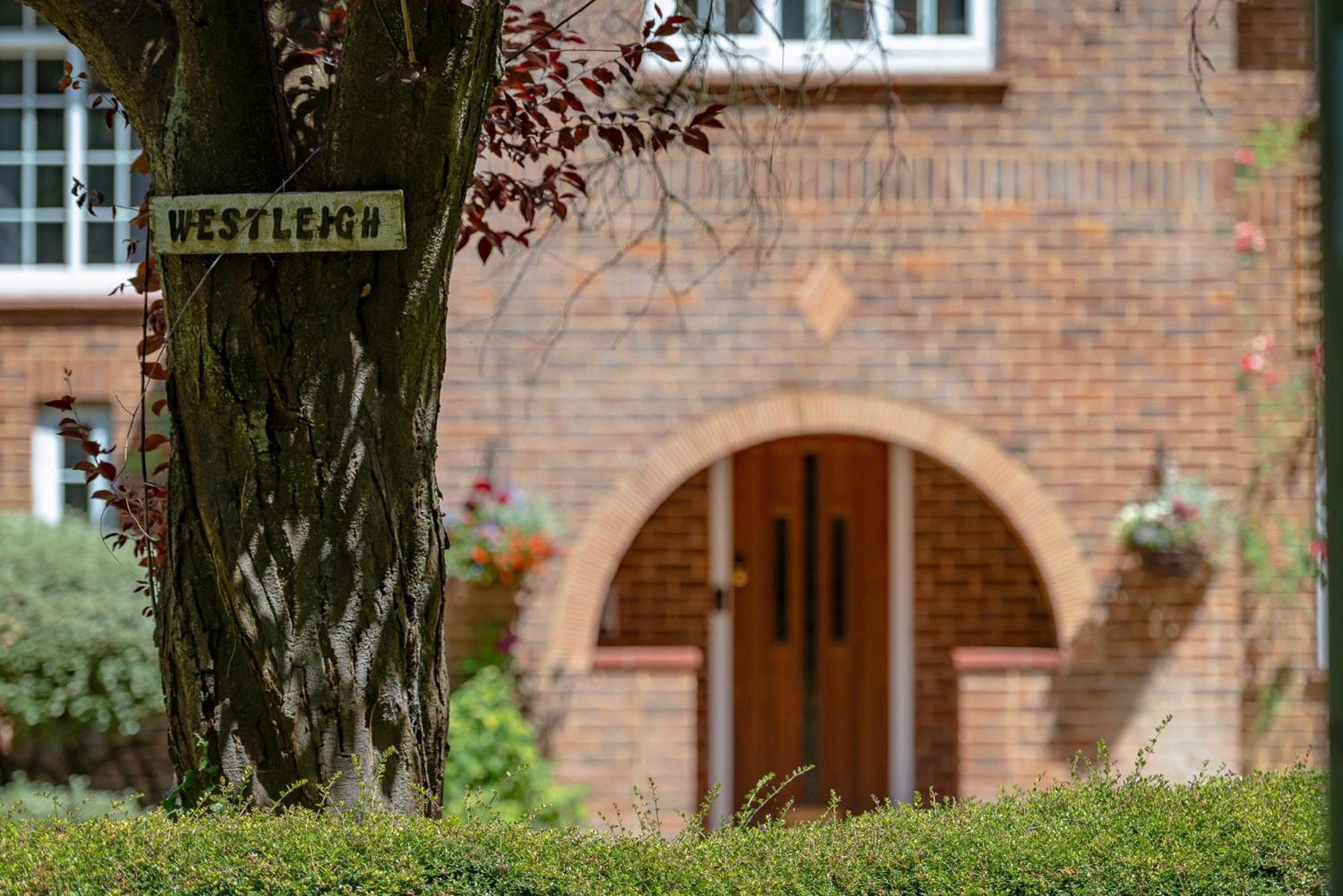 Westleigh Hotel Ashtead Exterior photo