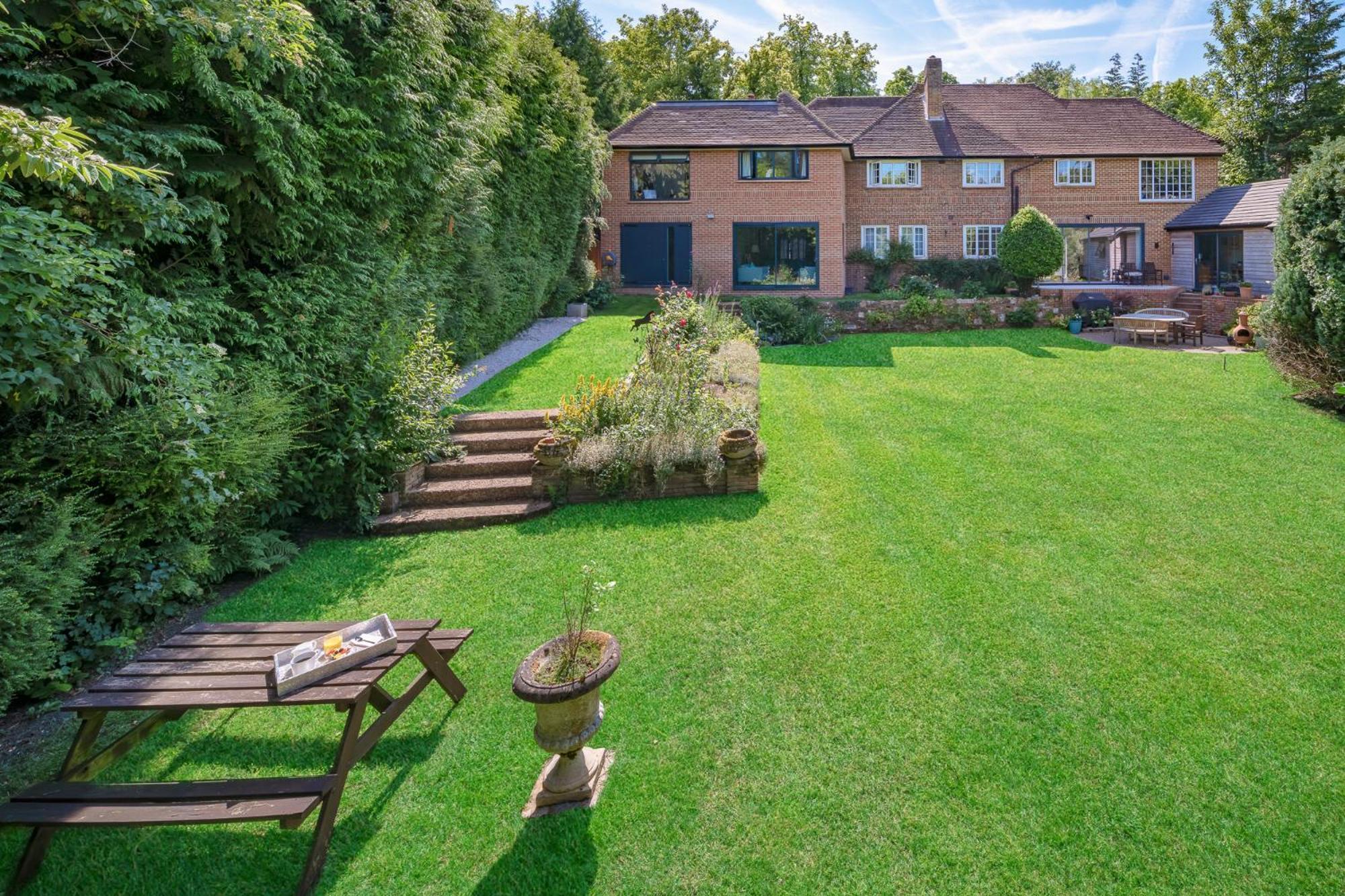 Westleigh Hotel Ashtead Exterior photo