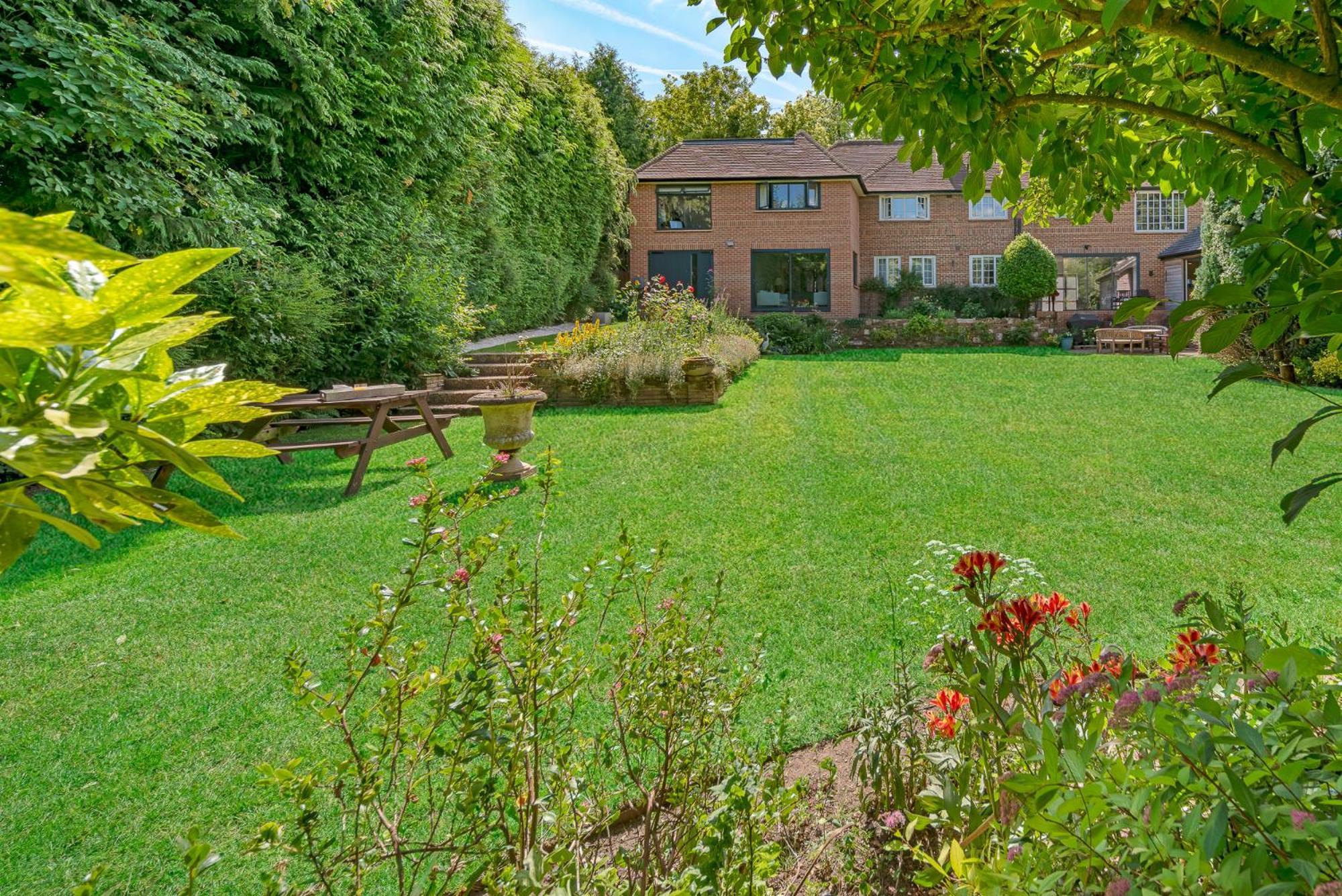 Westleigh Hotel Ashtead Exterior photo