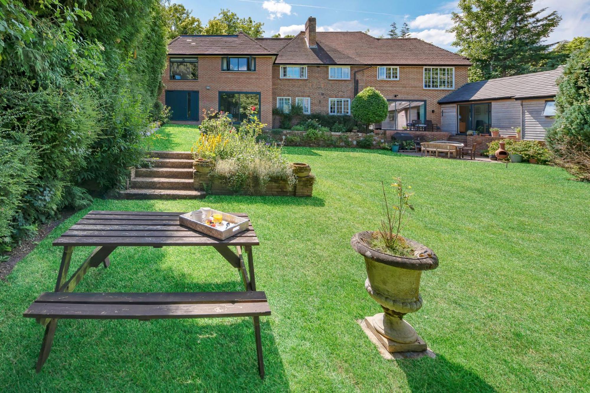 Westleigh Hotel Ashtead Exterior photo
